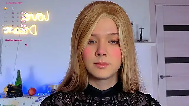 Snapshot of _yourFoxy_ chatting on 11/17/25, 02:12 yourFoxy online show from 11/17/25, 02:12