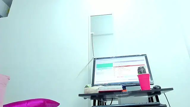 Snapshot of Dalia_20 chatting on 02/05/25, 01:37 Dalia 20 online show from 02/05/25, 01:37
