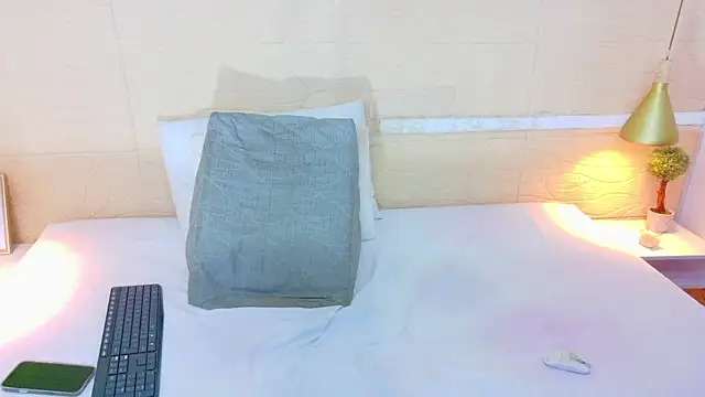 Chocolatte bar online show from 12/18/25, 02:12