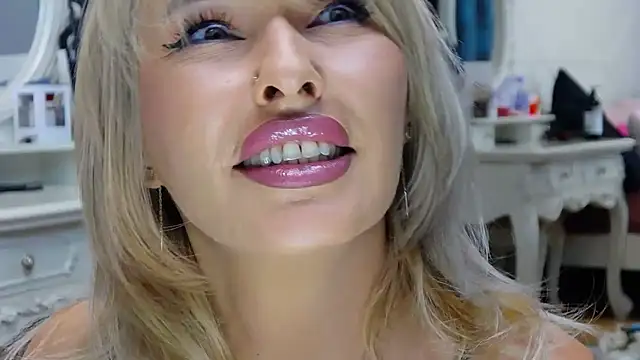 IssaSmith online show from 10/25/25, 07:16