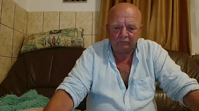 Snapshot of fullballs6 chatting on 09/10/25, 02:11 fullballs6 online show from 09/10/25, 02:11