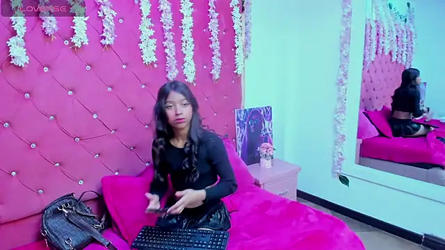 Snapshot of SamaraPrice69 chatting on 01/25/25, 06:35 SamaraPrice69 online show from 01/25/25, 06:35