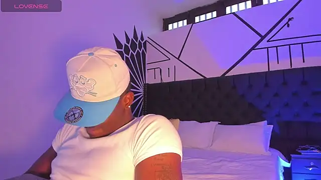 Snapshot of EthanTravis_ chatting on 01/27/25, 11:32 EthanTravis  online show from 01/27/25, 11:32