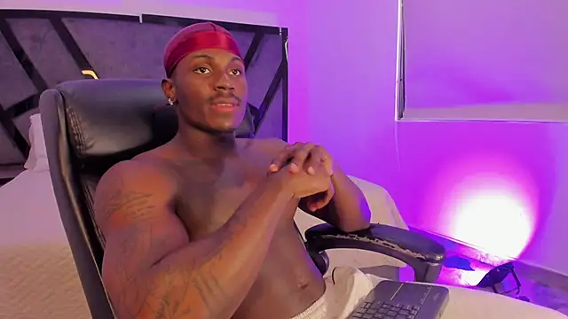 Snapshot of EthanTravis_ chatting on 02/21/25, 09:32 EthanTravis  online show from 02/21/25, 09:32