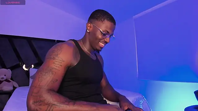 Snapshot of EthanTravis_ chatting on 03/03/25, 11:03 EthanTravis  online show from 03/03/25, 11:03