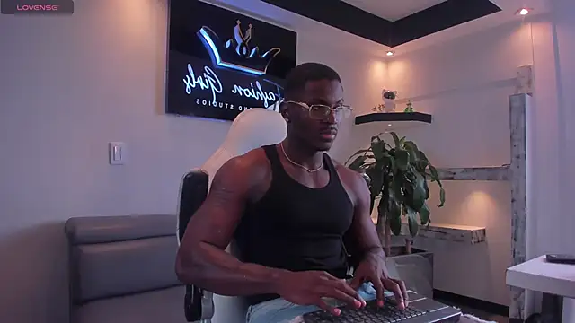 Snapshot of EthanTravis_ chatting on 03/05/25, 06:23 EthanTravis  online show from 03/05/25, 06:23