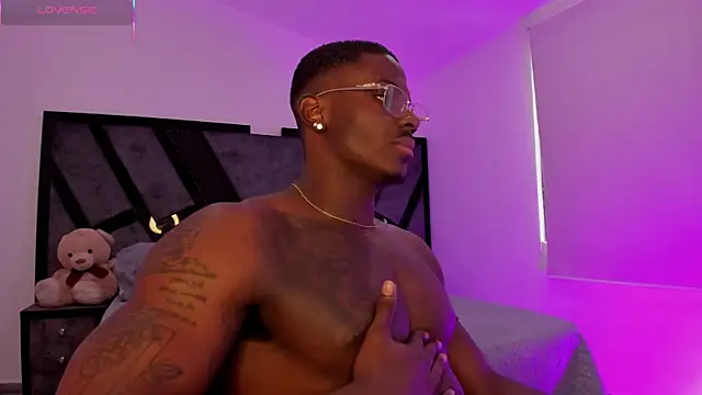 Snapshot of EthanTravis_ chatting on 03/05/25, 09:26 EthanTravis  online show from 03/05/25, 09:26