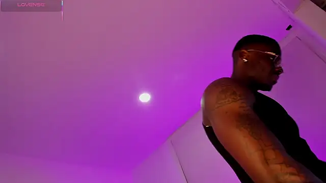 Snapshot of EthanTravis_ chatting on 03/06/25, 12:32 EthanTravis  online show from 03/06/25, 12:32