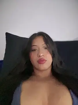 Snapshot of Estefanii- chatting on 11/04/25, 10:58 Estefanii- online show from 11/04/25, 10:58