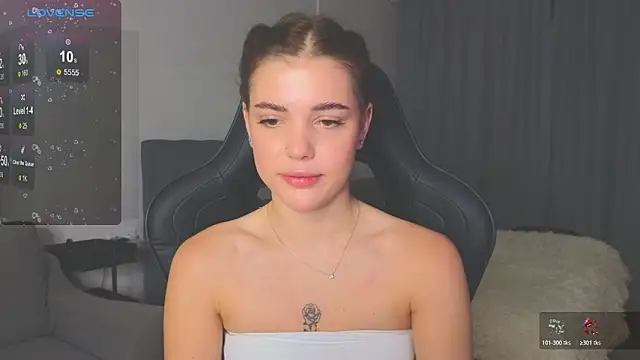 Snapshot of adrianawow1 chatting on 10/19/25, 02:12 adrianawow1 online show from 10/19/25, 02:12