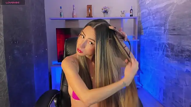 Snapshot of juliasprousse_ chatting on 02/05/25, 01:00 juliasprousse online show from 02/05/25, 01:00