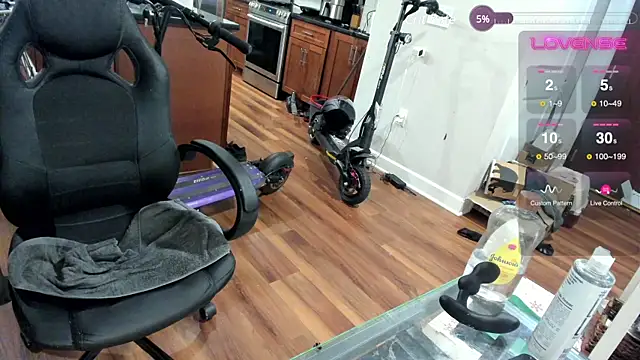 Snapshot of aaron_s_x chatting on 12/22/24, 02:06 aaron s x online show from 12/22/24, 02:06