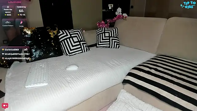 Snapshot of MichelleCara chatting on 01/23/25, 11:37 MichelleCara online show from 01/23/25, 11:37