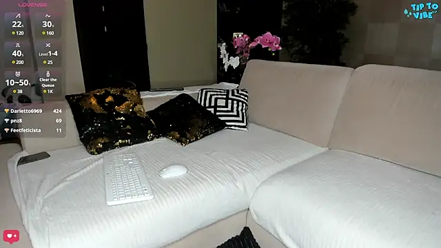 Snapshot of MichelleCara chatting on 01/27/25, 02:02 MichelleCara online show from 01/27/25, 02:02