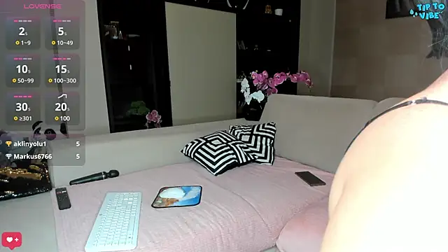 Snapshot of MichelleCara chatting on 02/06/25, 03:31 MichelleCara online show from 02/06/25, 03:31