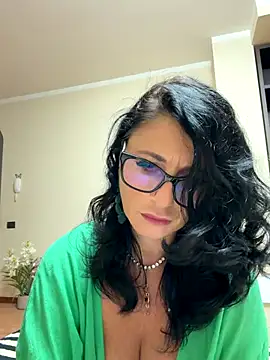 Snapshot of MichelleCara chatting on 10/17/25, 06:27 MichelleCara online show from 10/17/25, 06:27