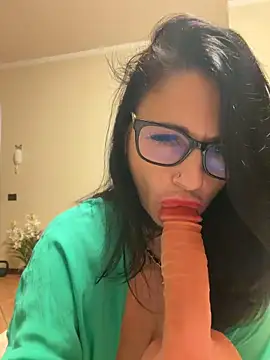 Snapshot of MichelleCara chatting on 10/29/25, 05:36 MichelleCara online show from 10/29/25, 05:36