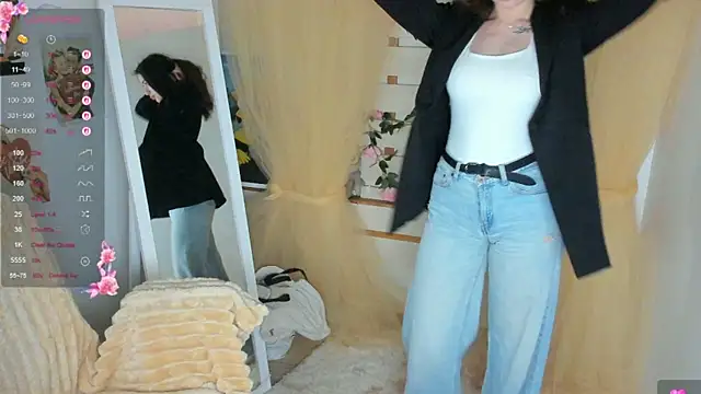 Snapshot of Bella_XO chatting on 05/13/26, 06:44 Bella XO online show from 05/13/26, 06:44