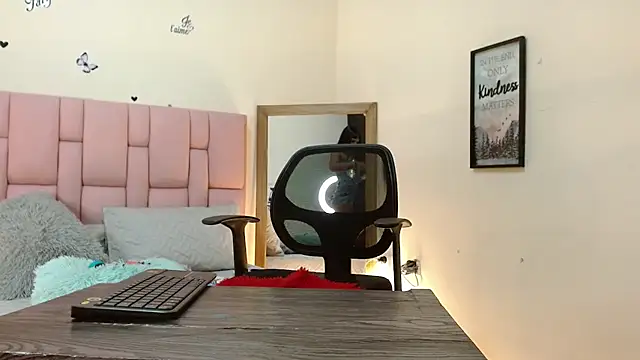 Snapshot of isabela_ferrer_ chatting on 09/12/25, 01:33 isabela ferrer  online show from 09/12/25, 01:33