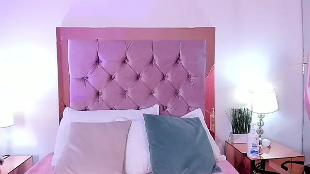 Snapshot of melanie_hills chatting on 02/12/26, 11:27 melanie hills online show from 02/12/26, 11:27