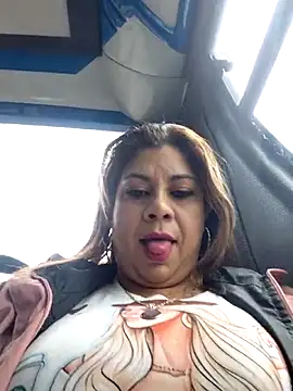 Snapshot of Laura-Hernandez chatting on 05/01/26, 03:27 Laura-Hernandez online show from 05/01/26, 03:27