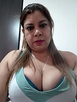 Snapshot of Laura-Hernandez chatting on 05/05/26, 02:36 Laura-Hernandez online show from 05/05/26, 02:36
