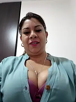 Snapshot of Laura-Hernandez chatting on 05/06/26, 02:00 Laura-Hernandez online show from 05/06/26, 02:00
