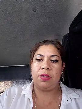 Snapshot of Laura-Hernandez chatting on 05/11/26, 04:04 Laura-Hernandez online show from 05/11/26, 04:04