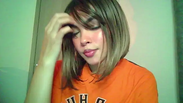 Snapshot of Kiri_Cutee chatting on 10/22/25, 04:02 Kiri Cutee online show from 10/22/25, 04:02