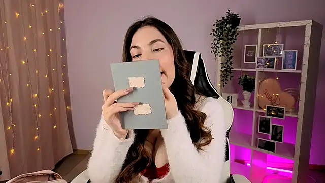 Snapshot of MelissaLovvv chatting on 10/13/25, 04:01 MelissaLovvv online show from 10/13/25, 04:01