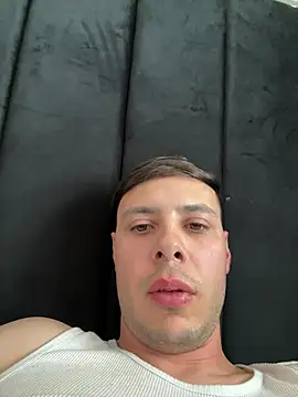 Snapshot of themouate chatting on 08/04/26, 10:56 themouate online show from 08/04/26, 10:56