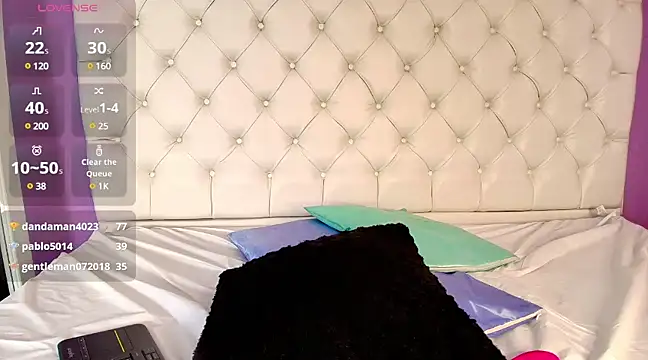 Snapshot of Trixiroy chatting on 02/14/25, 02:18 Trixiroy online show from 02/14/25, 02:18