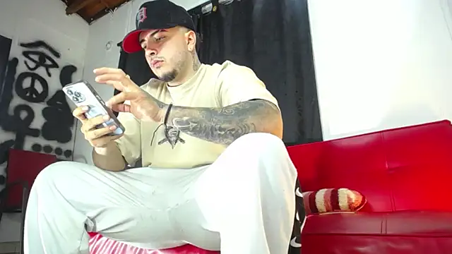 Snapshot of Dexter-T chatting on 01/14/25, 04:36 Dexter-T online show from 01/14/25, 04:36