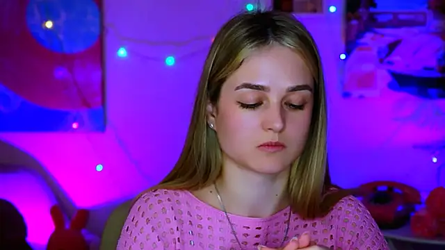 Snapshot of DeboraLarson chatting on 03/21/25, 11:01 DeboraLarson online show from 03/21/25, 11:01