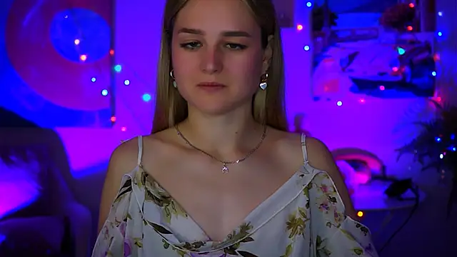 Snapshot of DeboraLarson chatting on 10/11/25, 05:28 DeboraLarson online show from 10/11/25, 05:28