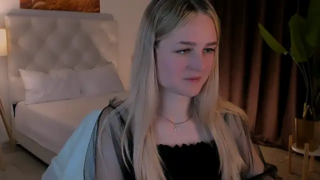 Snapshot of DeboraLarson chatting on 10/15/25, 03:39 DeboraLarson online show from 10/15/25, 03:39