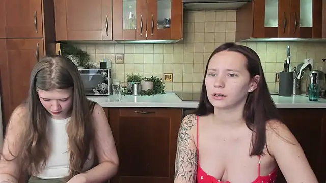Snapshot of HotCaramellsTV chatting on 06/08/26, 11:32 HotCaramellsTV online show from 06/08/26, 11:32