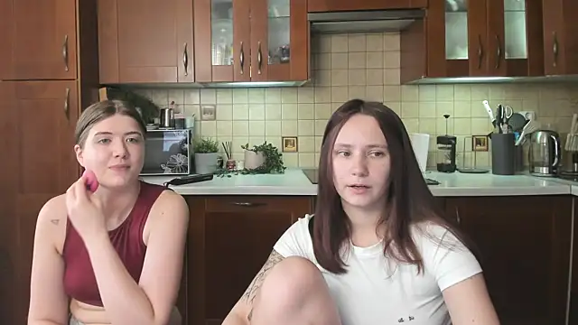 Snapshot of HotCaramellsTV chatting on 07/06/26, 08:33 HotCaramellsTV online show from 07/06/26, 08:33