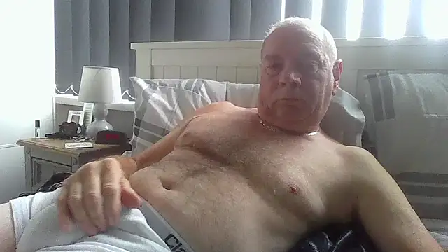 Snapshot of gibbo62 chatting on 10/30/25, 09:33 gibbo62 online show from 10/30/25, 09:33