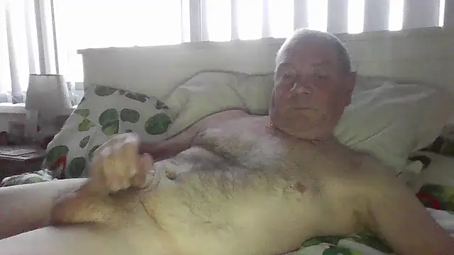 Snapshot of gibbo62 chatting on 12/16/25, 03:50 gibbo62 online show from 12/16/25, 03:50