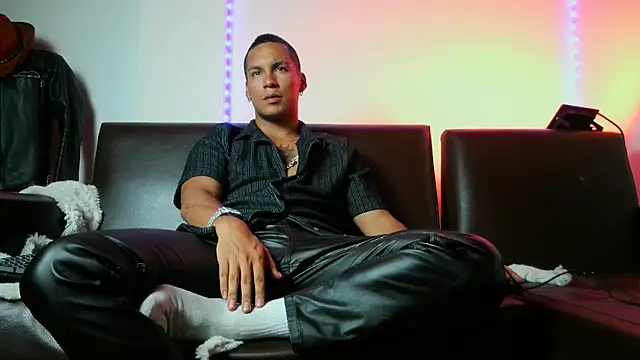 Snapshot of Leonnardo_Jaramillo chatting on 01/01/25, 12:00 Leonnardo Jaramillo online show from 01/01/25, 12:00