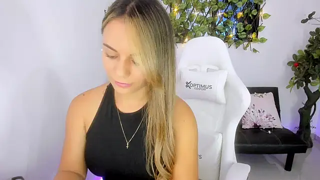 Snapshot of Sara_lopez_28 chatting on 01/25/25, 03:20 Sara lopez 28 online show from 01/25/25, 03:20