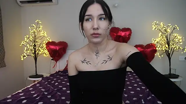 Snapshot of NikkiGoldSide chatting on 02/26/25, 02:14 NikkiGoldSide online show from 02/26/25, 02:14