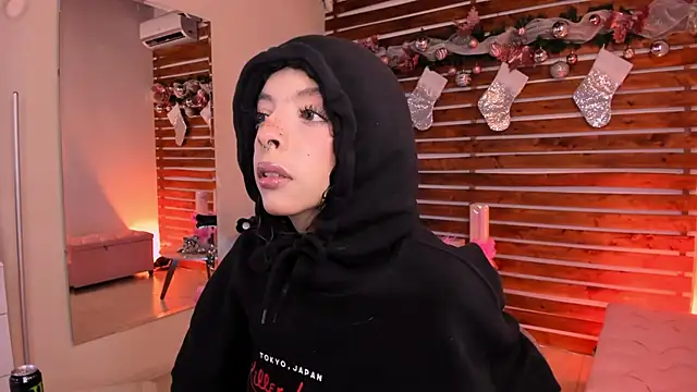 Sapphire Venuss online show from 12/18/25, 12:38