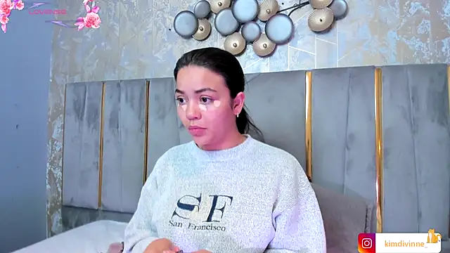 Snapshot of KimDevinne chatting on 10/12/25, 03:27 KimDevinne online show from 10/12/25, 03:27