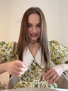 Snapshot of Molly_Muer chatting on 12/08/24, 12:30 Molly Muer online show from 12/08/24, 12:30