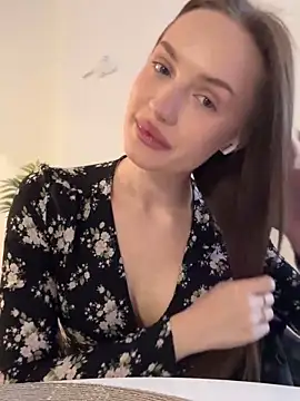 Snapshot of Molly_Muer chatting on 12/13/24, 09:24 Molly Muer online show from 12/13/24, 09:24