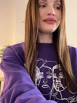 Snapshot of Molly_Muer chatting on 12/14/24, 01:05 Molly Muer online show from 12/14/24, 01:05