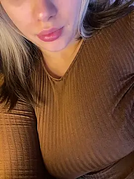 Snapshot of 69Laura696 chatting on 12/17/24, 09:39 69Laura696 online show from 12/17/24, 09:39