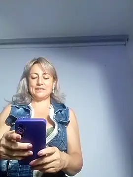 almaluna7 online show from 10/19/25, 12:11